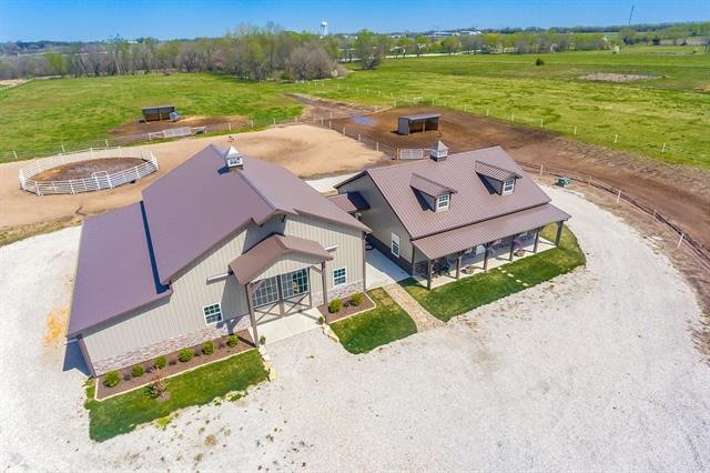 Overview of the barn, home, dry lot, pastures and arena.