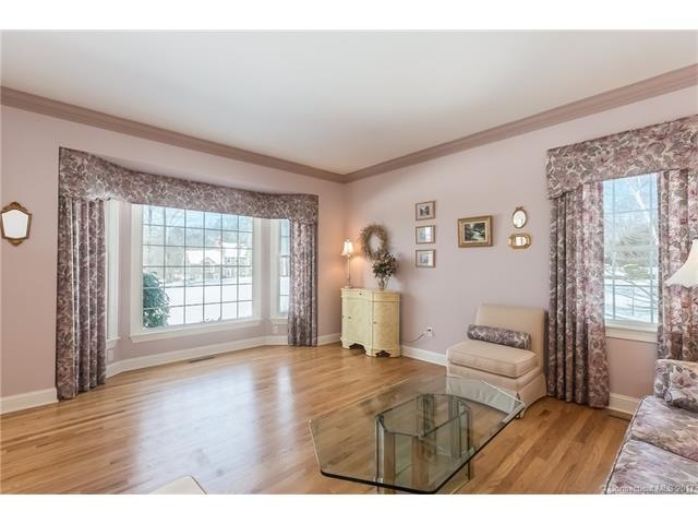 4 Canterbury Ln, Sandy Hook, CT 06482 - photo 1