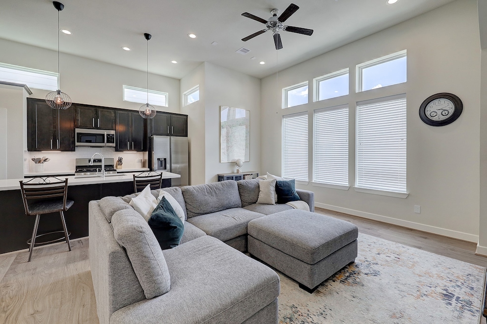 140 Knightsbridge Park Ln, Houston, TX 77018 - photo 1