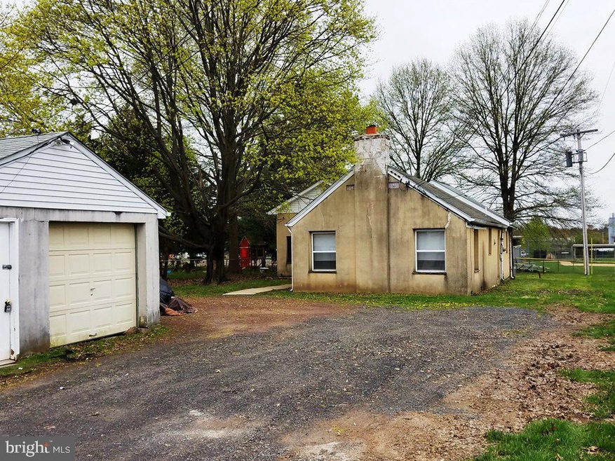 910 Moyer Rd, Lansdale, PA 19446 - photo 1