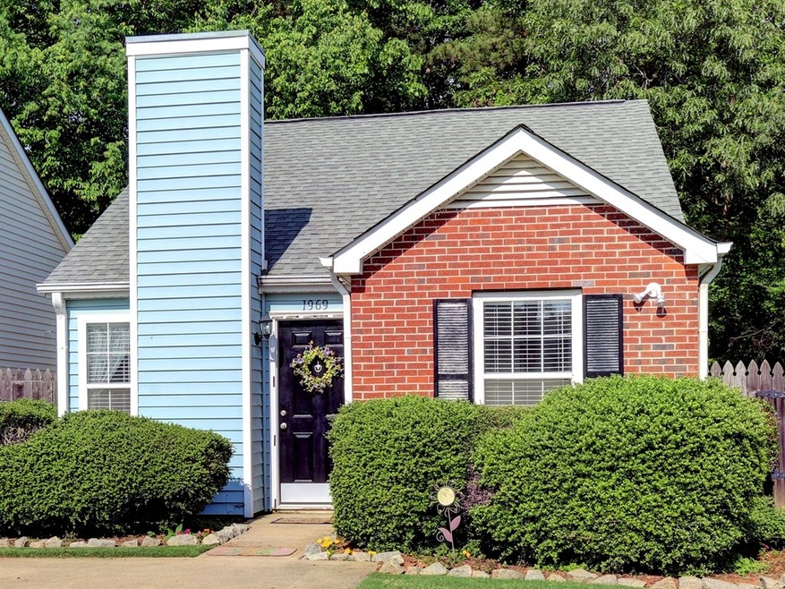 Very well maintain 2 bedroom house in great commun