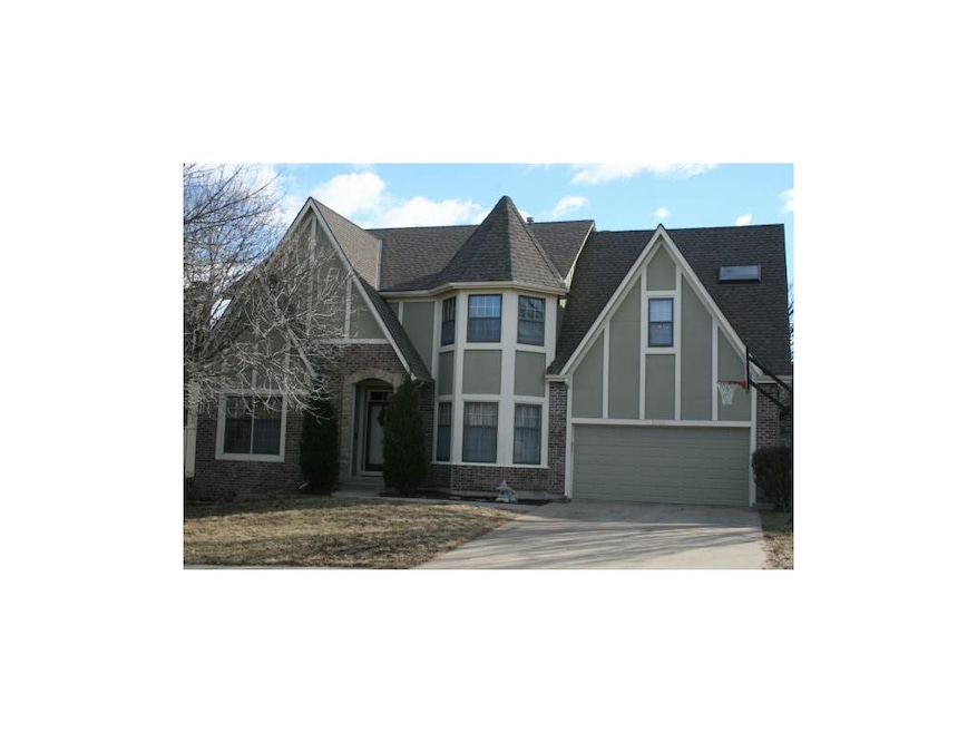 Welcome home to sought after Kingston Lakes and Bl