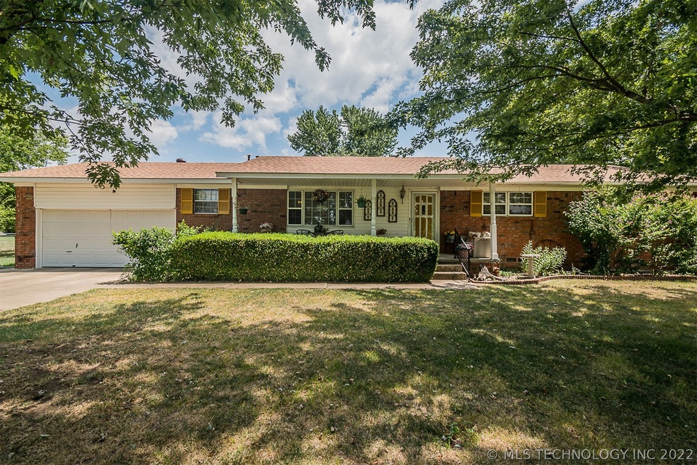 FULL BRICK, EASY KEEPER - ALMOST AN ACRE LOT, 2 CA