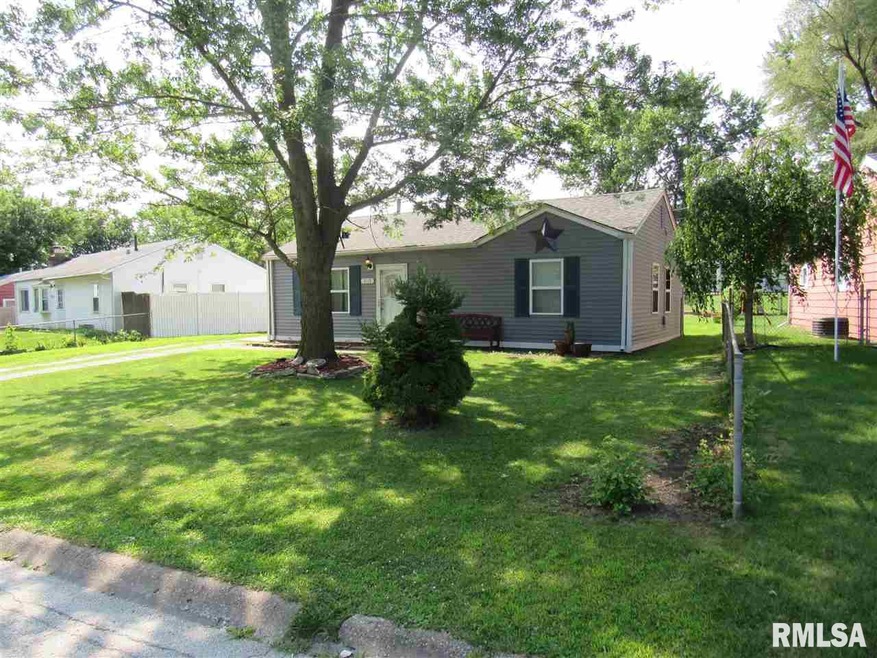 2113 W 75th Place, Davenport, IA 52806 - photo 1