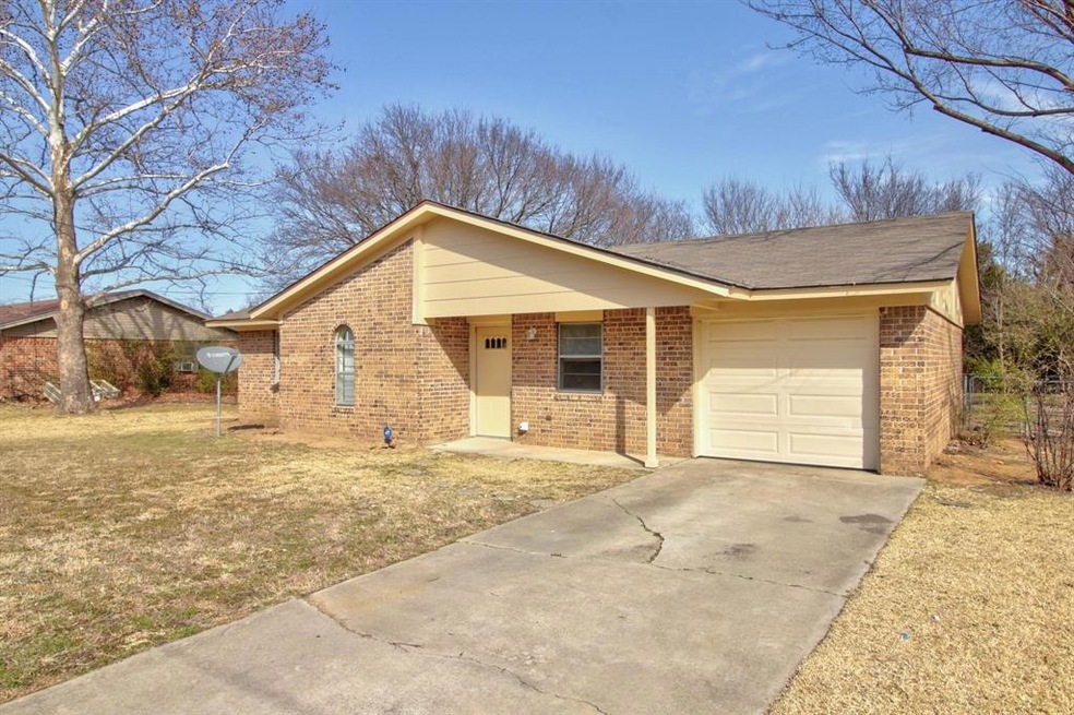 1400 S Howeth St, Gainesville, TX 76240 - photo 1