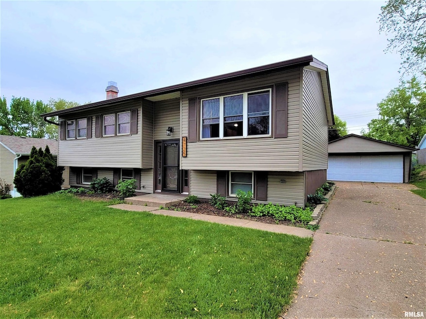 4725 N Harrison St, Davenport, IA 52806 - photo 1