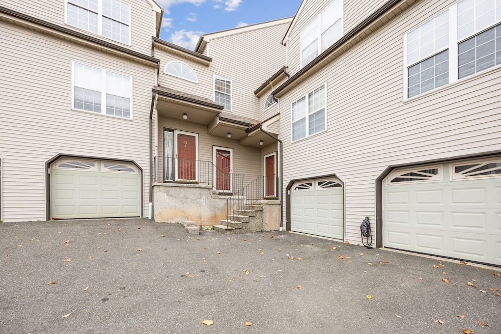 7 Taft Point unit 56, Waterbury, CT 06708 - photo 1