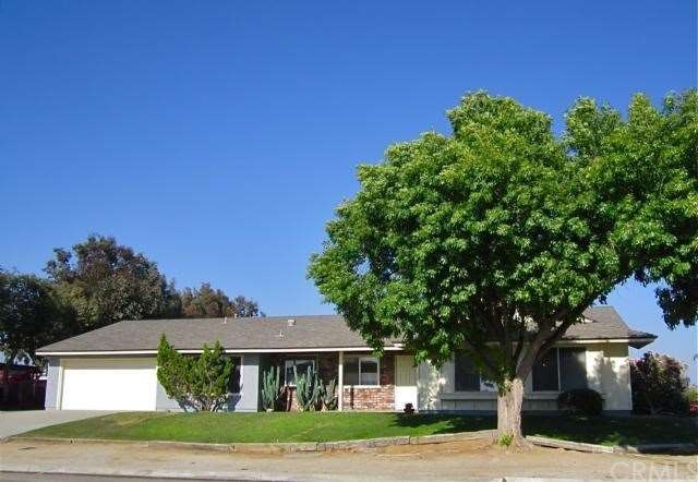 Sprawling ranch-style single-story home with a poo