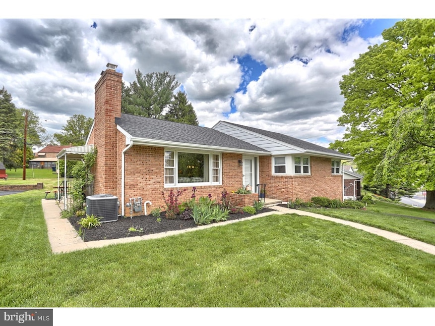 4013 Crestline Dr, Reading, PA 19606 - photo 1