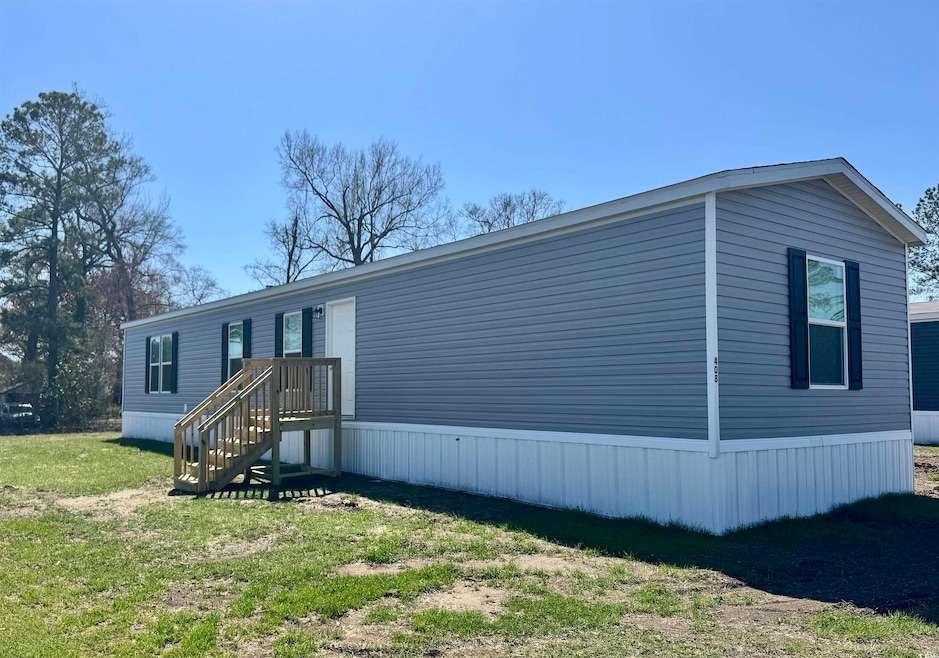 Manufactured / mobile home with a front lawn