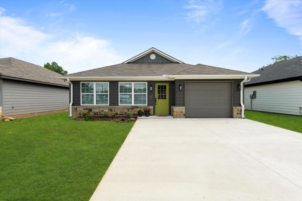 410 Cherry St, Whitesboro, TX 76273 - photo 1