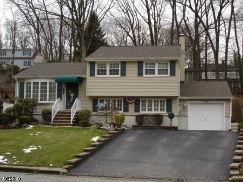 109 Knolls Rd, Bloomingdale, NJ 07403 - photo 1