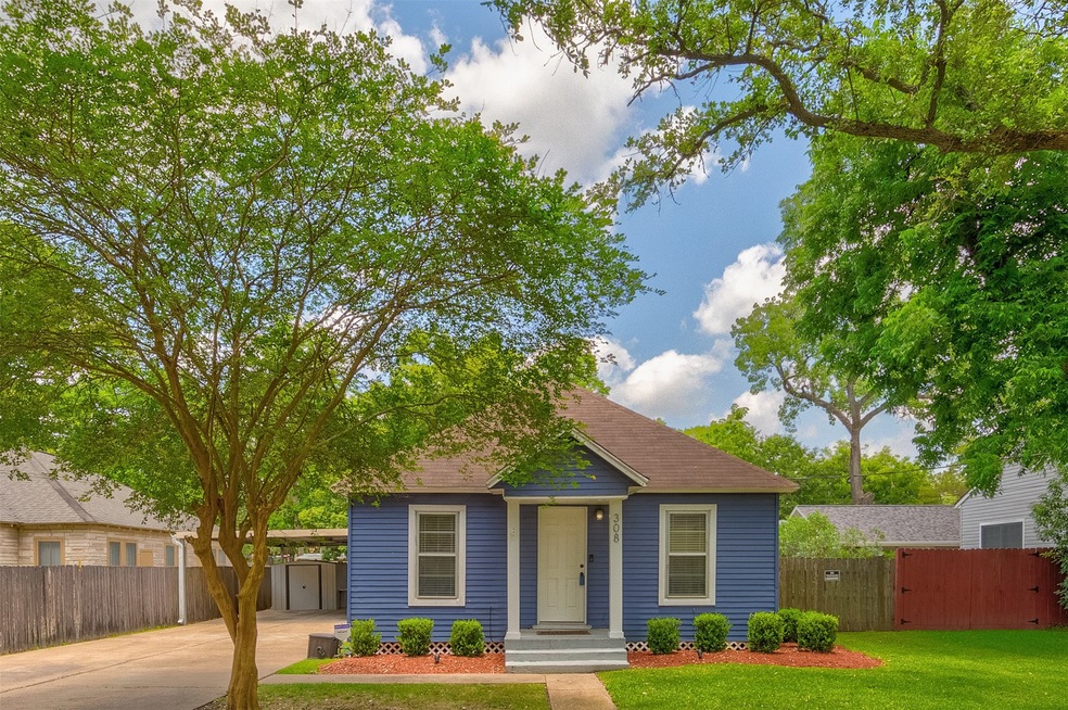 308 W Cleveland St, Alvin, TX 77511 - photo 1