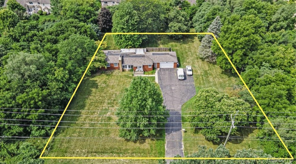 1392 S Williams Lake Rd, White Lake, MI 48386 - photo 1