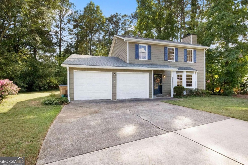 Sits on 1/2 acre Cul-de-sac lot! Freshly painted s