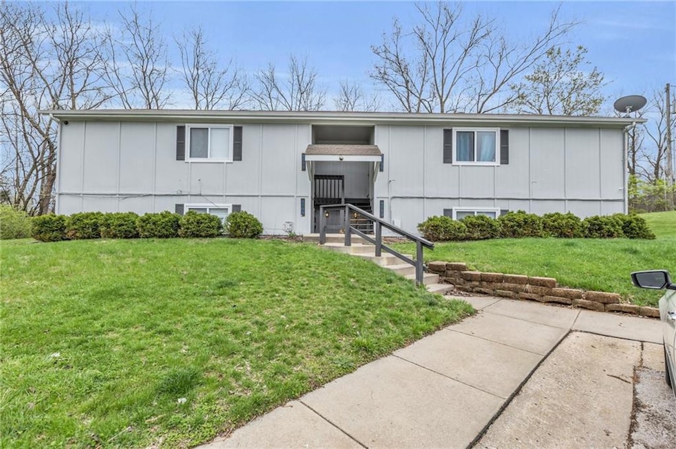 4709 Switzer Ln, Shawnee, KS 66203 - photo 1