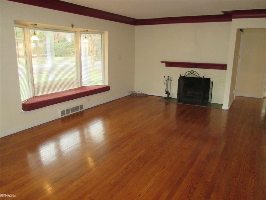 1021 Cadieux Rd, Grosse Pointe Park, MI 48230 - photo 1