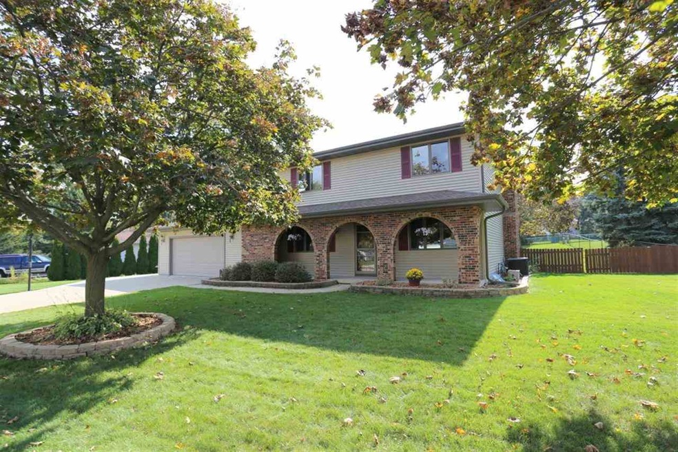 800 Clover Ln, Oregon, WI 53575 - photo 1