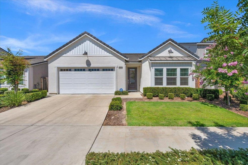 2062 N Osmun Ave, Clovis, CA 93619 - photo 1