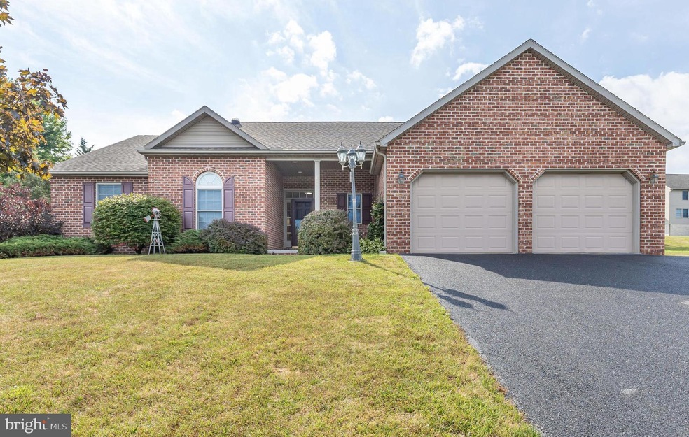 744 Dickeys Dr, Chambersburg, PA 17202 - photo 1