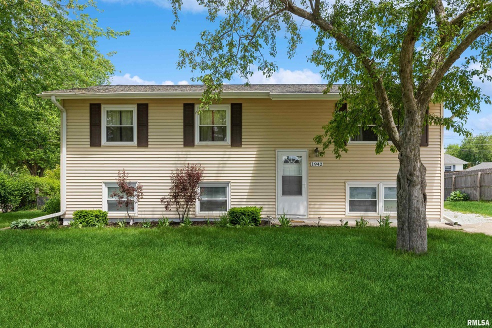 1942 W 68th St, Davenport, IA 52806 - photo 1