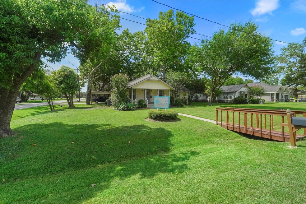 701 Clarence St, Tomball, TX 77375 - photo 1