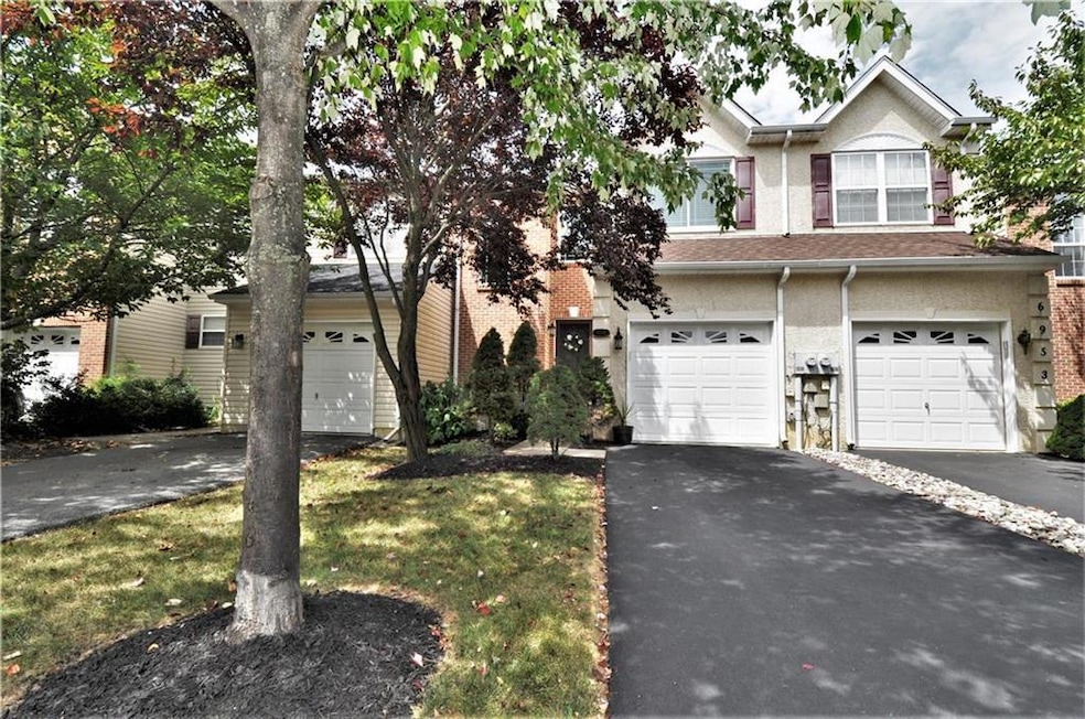 6957 Hunt Dr, Macungie, PA 18062 - photo 1