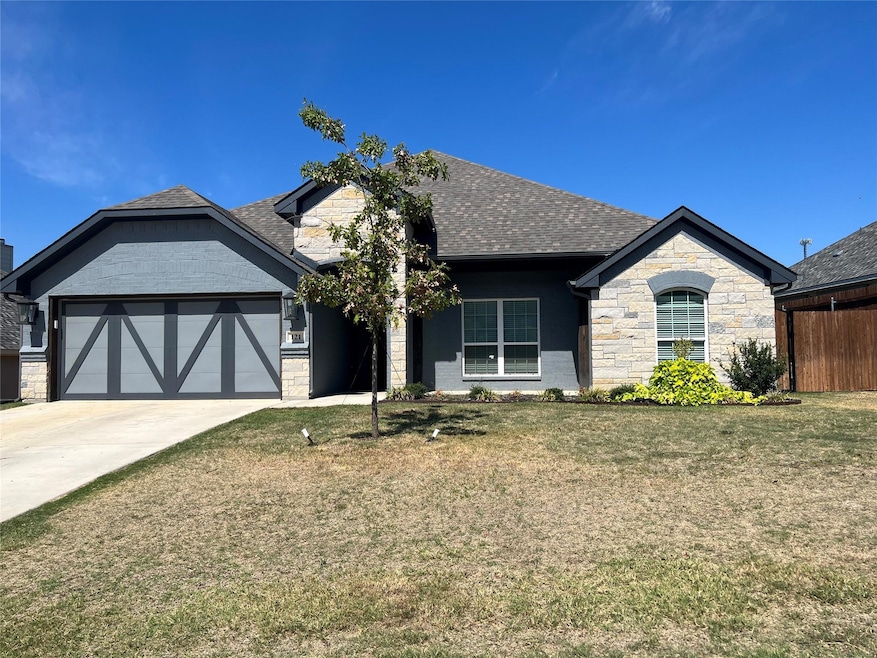 121 Buckeye Dr, Weatherford, TX 76086 - photo 1