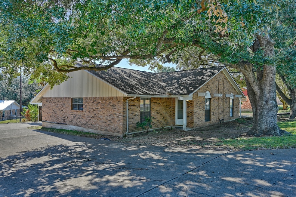 600 E Stone St unit B, Brenham, TX 77833 - photo 1