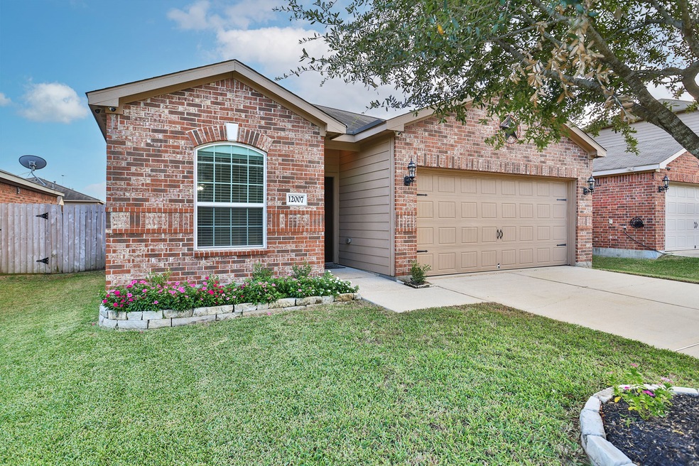 12007 Quartersawn Ln, Pinehurst, TX 77362 - photo 1