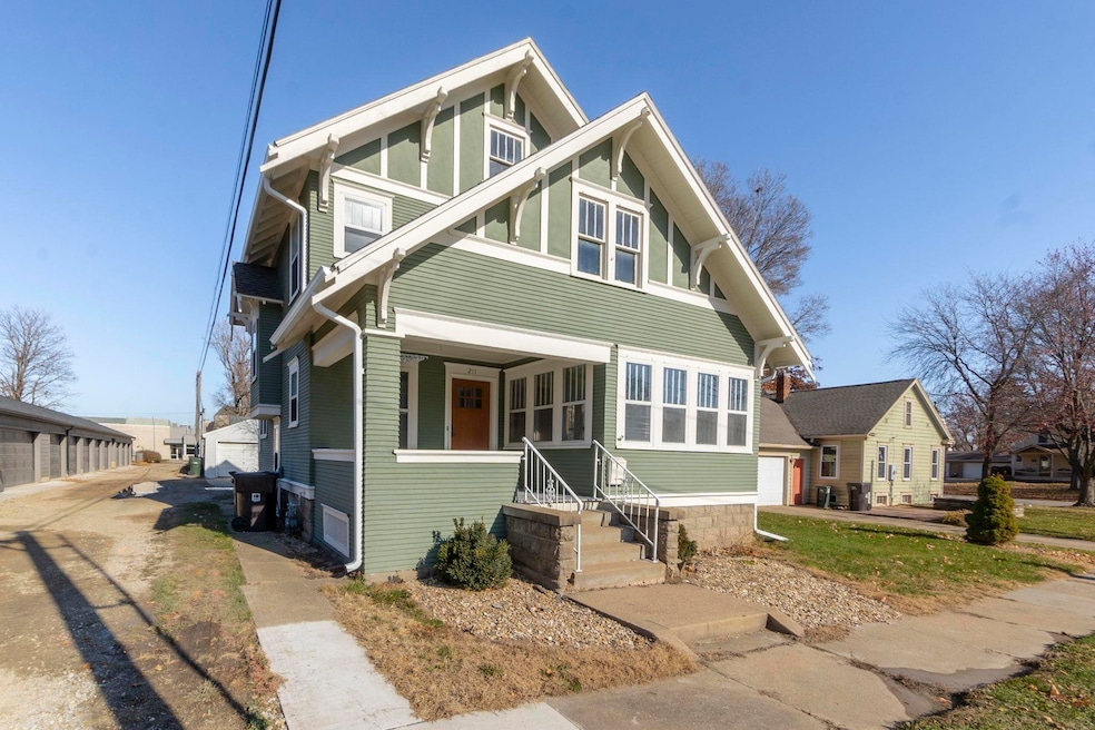 211 W 9th St, Cedar Falls, IA 50613 - photo 1