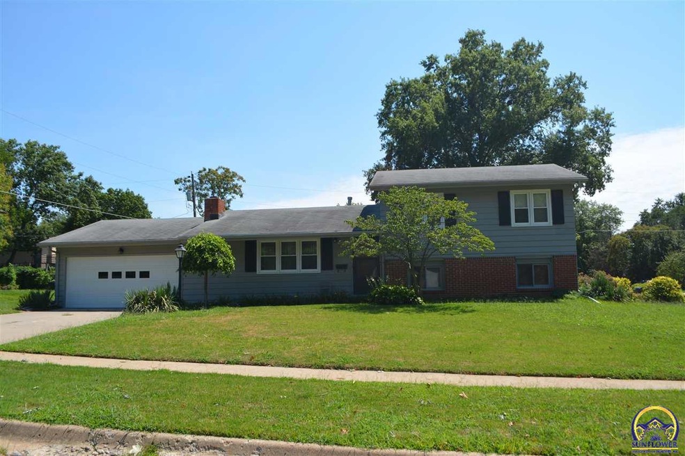 3725 SW 30th St, Topeka, KS 66614 - photo 1