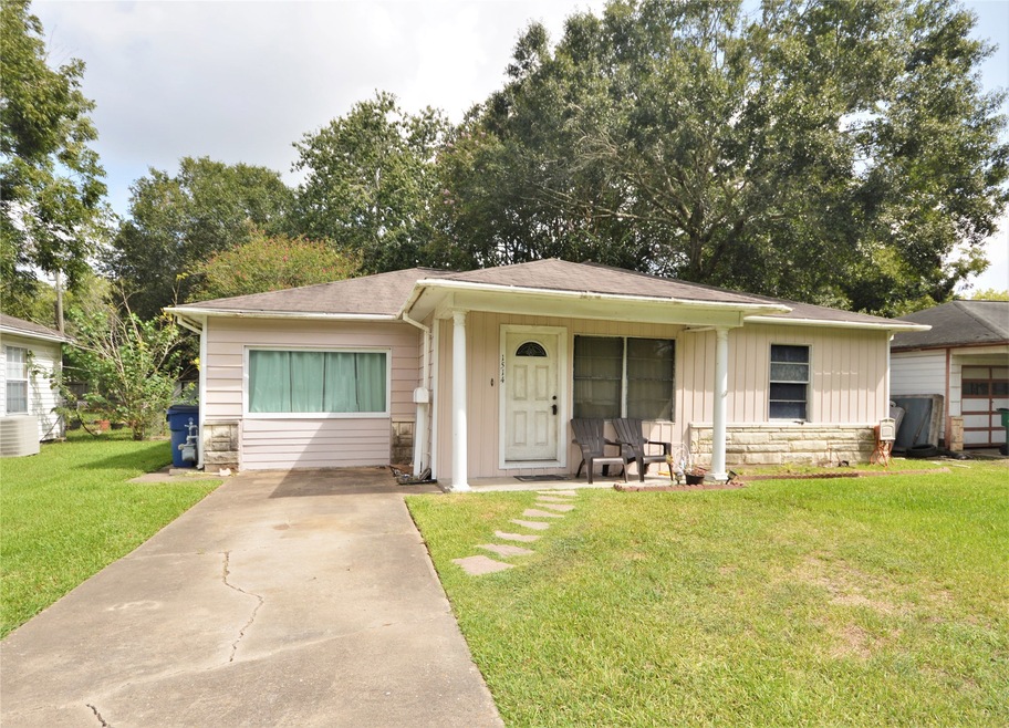 1514 W Lang St, Alvin, TX 77511 - photo 1