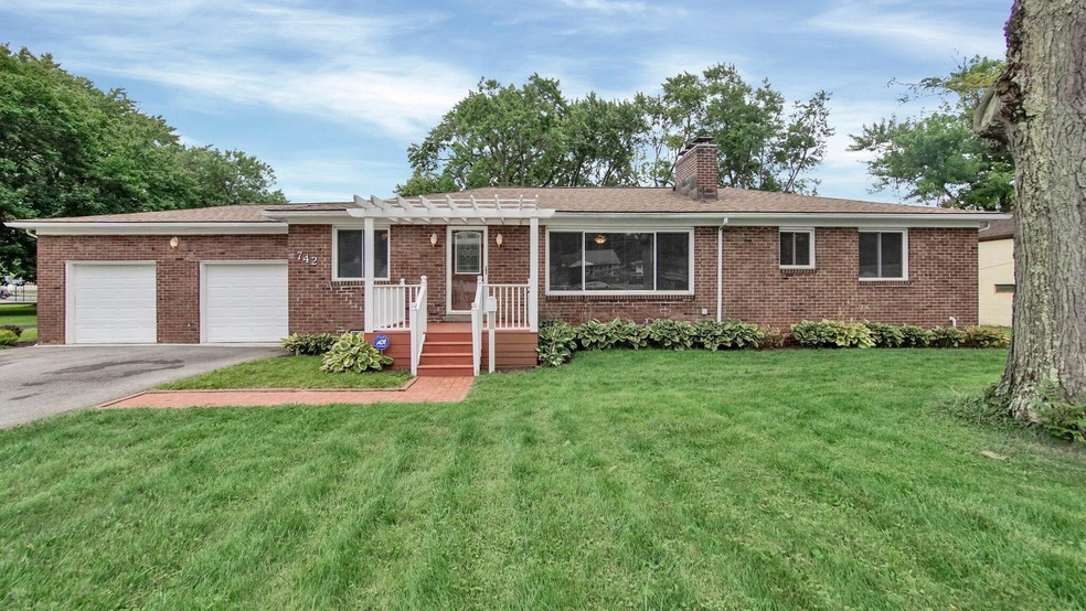 742 Beechwood Rd, Columbus, OH 43213 - photo 1