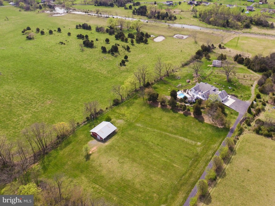 918 Hollida Ln, Martinsburg, WV 25404 - photo 1