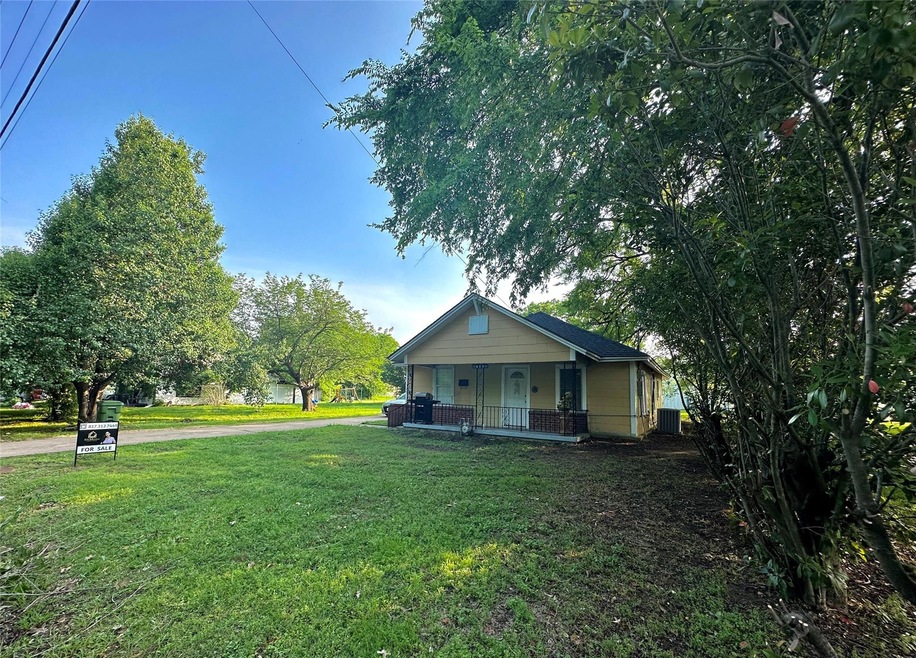 View of front yard and covered porch