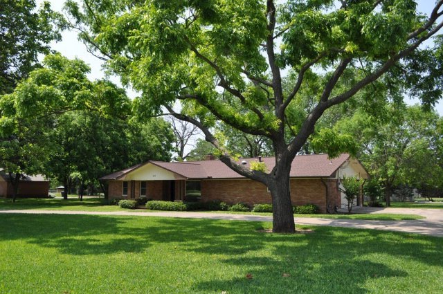 203 W Nimitz St, Fredericksburg, TX 78624 - photo 1