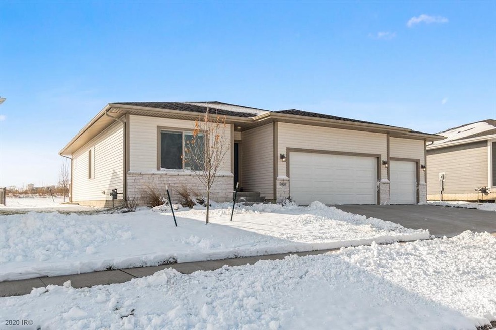 9820 Marnewood Dr, Johnston, IA 50131 - photo 1