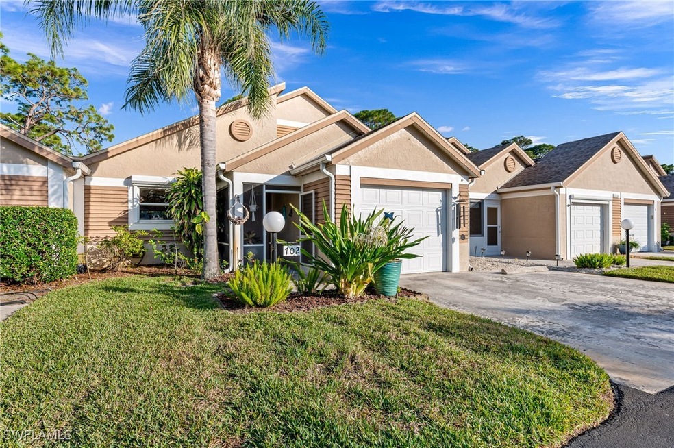 View of front facade featuring a front lawn and a