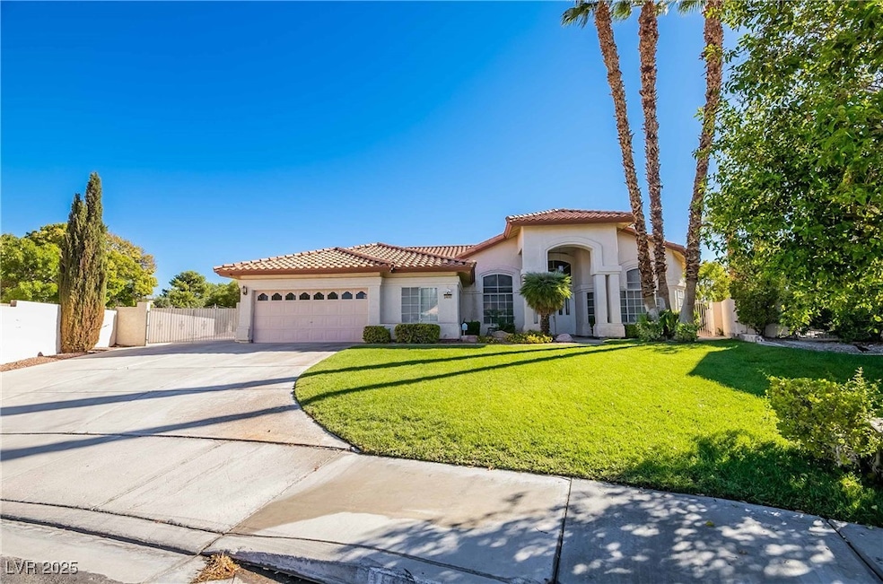 1400 Castle Crest Dr, Las Vegas, NV 89117 - photo 1