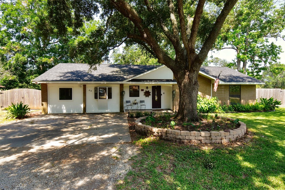 49 Nueces St, Bay City, TX 77414 - photo 1