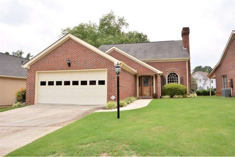 Master on main in HOA community of 17 cluster home