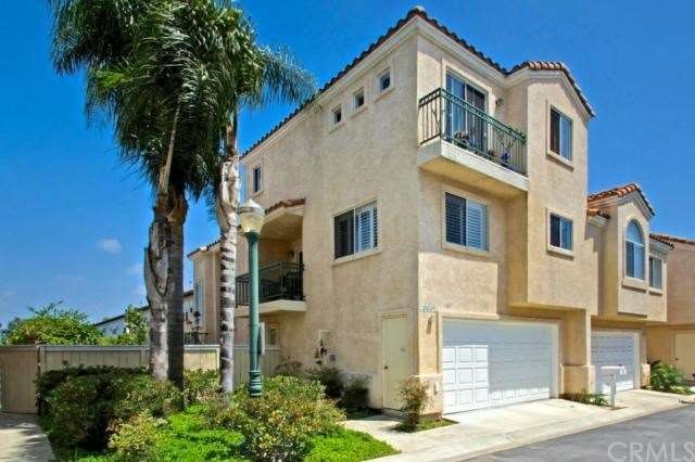 Great End-Unit Location with lots of windows and l
