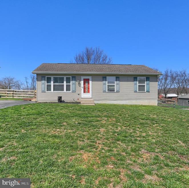 2715 Tattoo Dr, Chambersburg, PA 17202 - photo 1