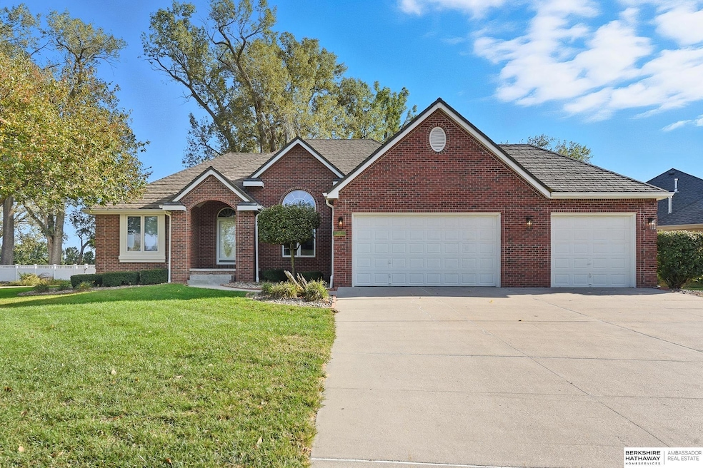 113 Shoreline Dr, Carter Lake, IA 51510 - photo 1