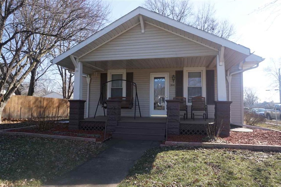 1304 N Ottawa St, Lincoln, IL 62656 - photo 1