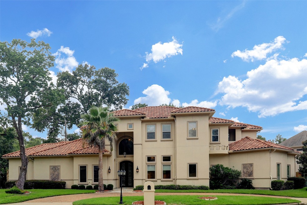 1315 Glenhilshire Dr, Houston, TX 77055 - photo 1