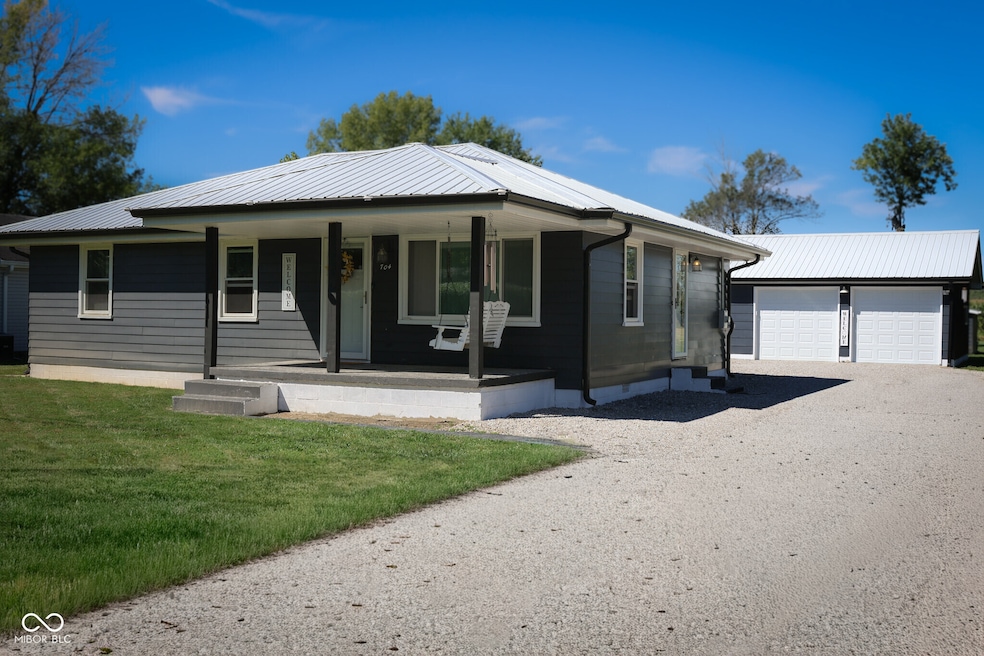 704 Della Rd, Columbus, IN 47203 - photo 1