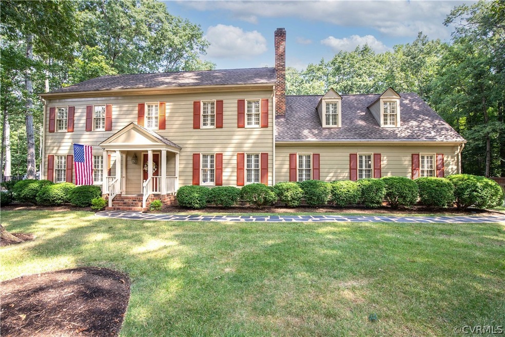 Immaculate Traditional home on cul-de-sac!