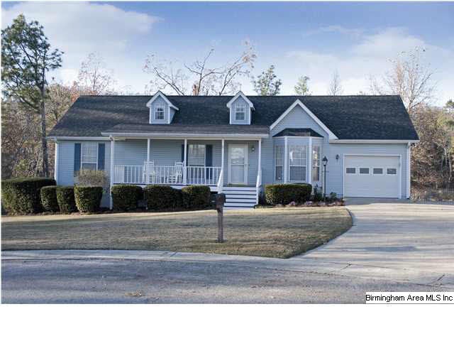 Great curb appeal on cul-de-sac lot.